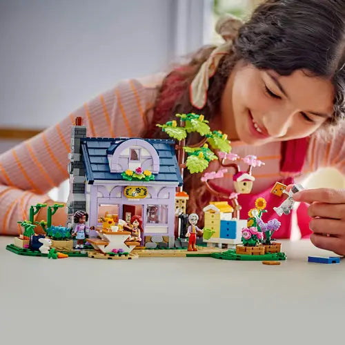 LEGO Casa degli apicoltori e giardino fiorito 42669